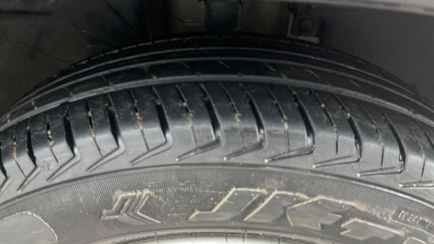 2017 Renault Kwid RXT 1.0 (O), Petrol, Manual, 1,35,973 km, Right Front Tyre Tread