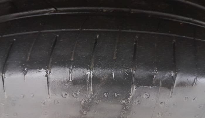 2018 Mahindra XUV500 W11 AT, Diesel, Automatic, 61,563 km, Right Front Tyre Tread