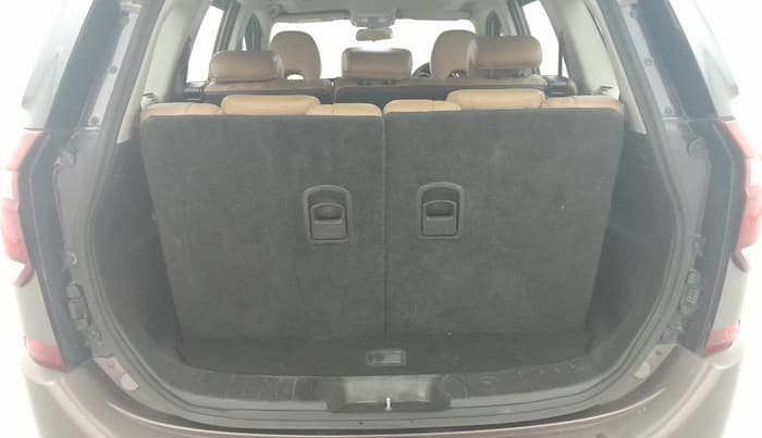 2018 Mahindra XUV500 W11 AT, Diesel, Automatic, 61,563 km, Boot Inside