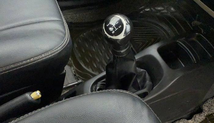 2014 Maruti Wagon R 1.0 VXI, Petrol, Manual, 79,204 km, Gear lever - Knob cover torn