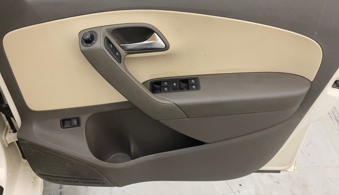 2012 Volkswagen Vento HIGHLINE 1.6 MPI, Petrol, Manual, 1,07,051 km, Driver Side Door Panels Control