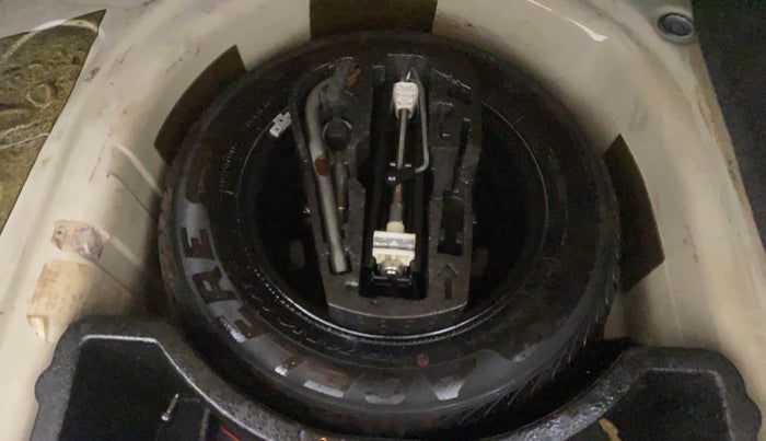 2012 Volkswagen Vento HIGHLINE 1.6 MPI, Petrol, Manual, 1,07,051 km, Spare Tyre