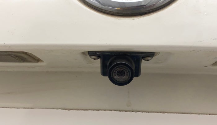 2012 Volkswagen Vento HIGHLINE 1.6 MPI, Petrol, Manual, 1,07,051 km, Parking Camera