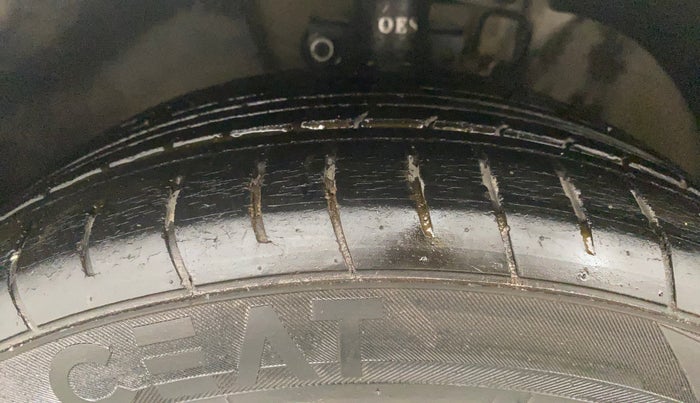 2012 Volkswagen Vento HIGHLINE 1.6 MPI, Petrol, Manual, 1,07,051 km, Left Front Tyre Tread