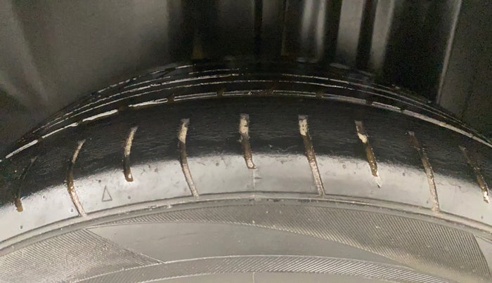 2012 Volkswagen Vento HIGHLINE 1.6 MPI, Petrol, Manual, 1,07,051 km, Left Rear Tyre Tread