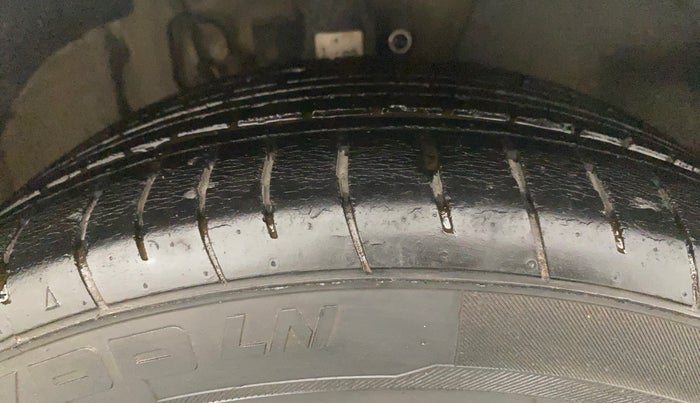 2012 Volkswagen Vento HIGHLINE 1.6 MPI, Petrol, Manual, 1,07,051 km, Right Front Tyre Tread