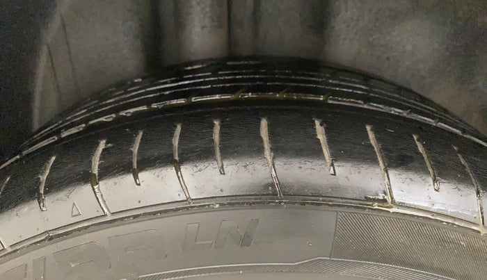 2012 Volkswagen Vento HIGHLINE 1.6 MPI, Petrol, Manual, 1,07,051 km, Right Rear Tyre Tread