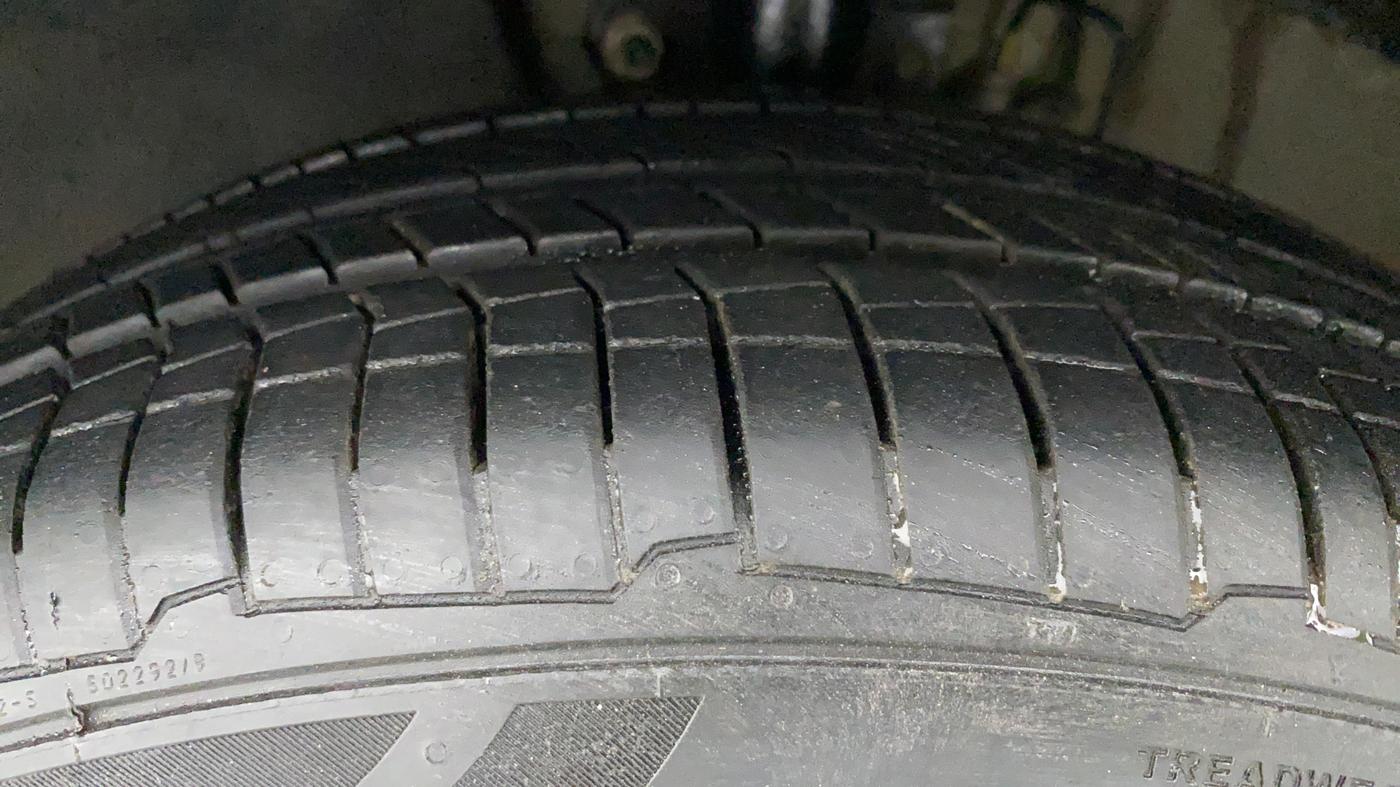 2011 Volkswagen Vento HIGHLINE PETROL, Petrol, Manual, 16,963 km, Left Front Tyre Tread
