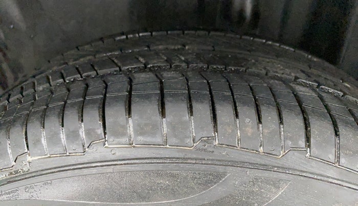 2011 Volkswagen Vento HIGHLINE PETROL, Petrol, Manual, 16,963 km, Left Rear Tyre Tread