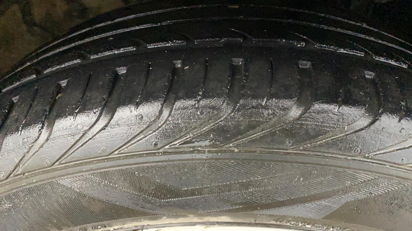 2014 Volkswagen Polo COMFORTLINE 1.2L, CNG, Manual, 27,968 km, Right Front Tyre Tread