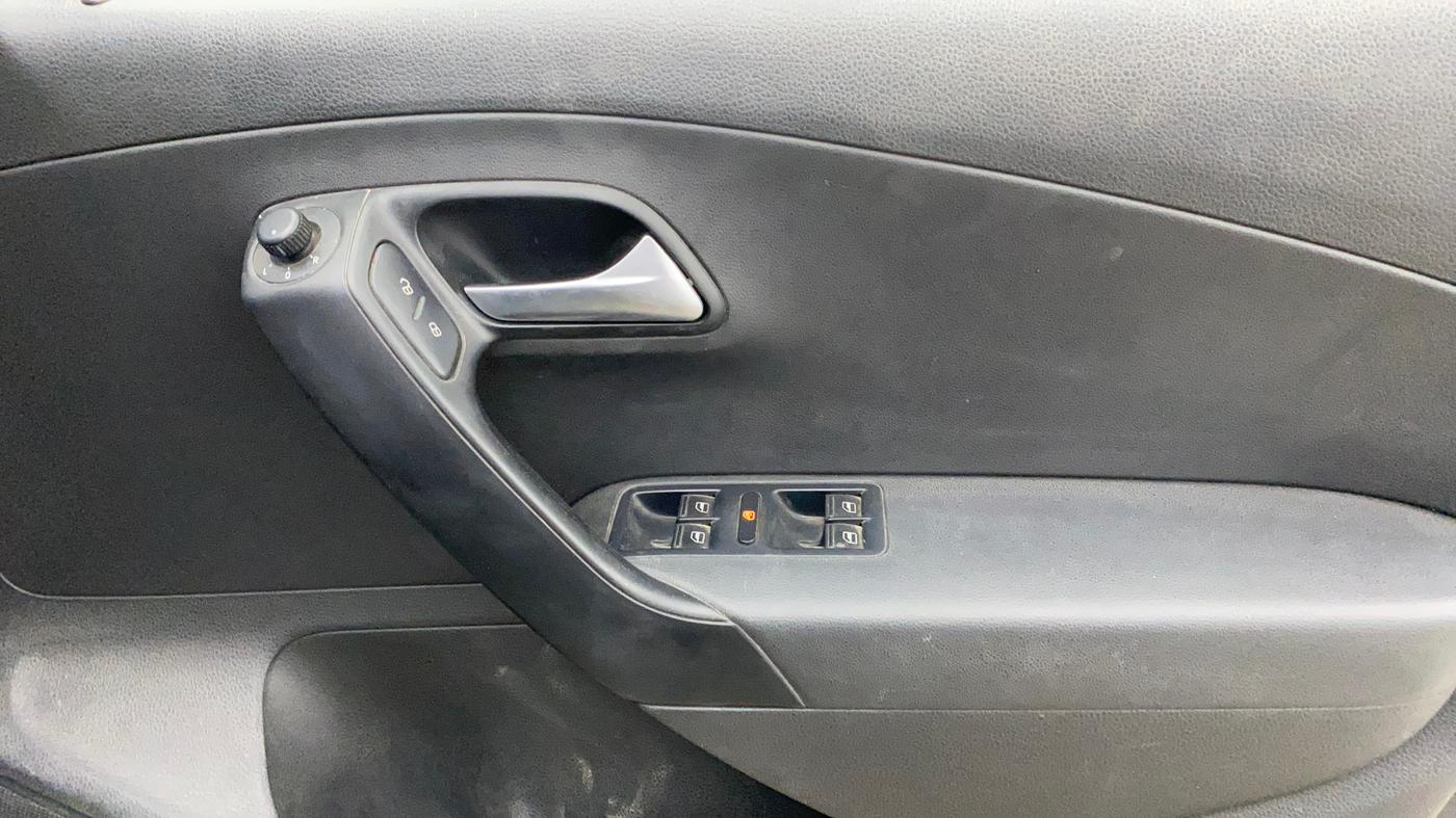 2014 Volkswagen Polo COMFORTLINE 1.2L, CNG, Manual, 27,968 km, Driver Side Door Panels Control