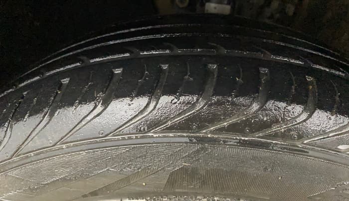 2014 Volkswagen Polo COMFORTLINE 1.2L, CNG, Manual, 26,474 km, Left Front Tyre Tread