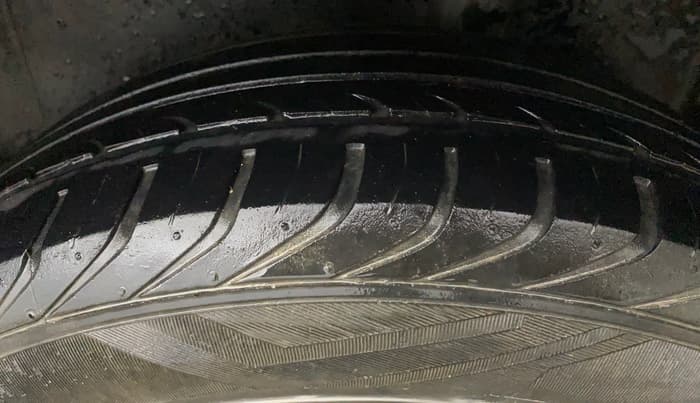 2014 Volkswagen Polo COMFORTLINE 1.2L, CNG, Manual, 26,474 km, Left Rear Tyre Tread