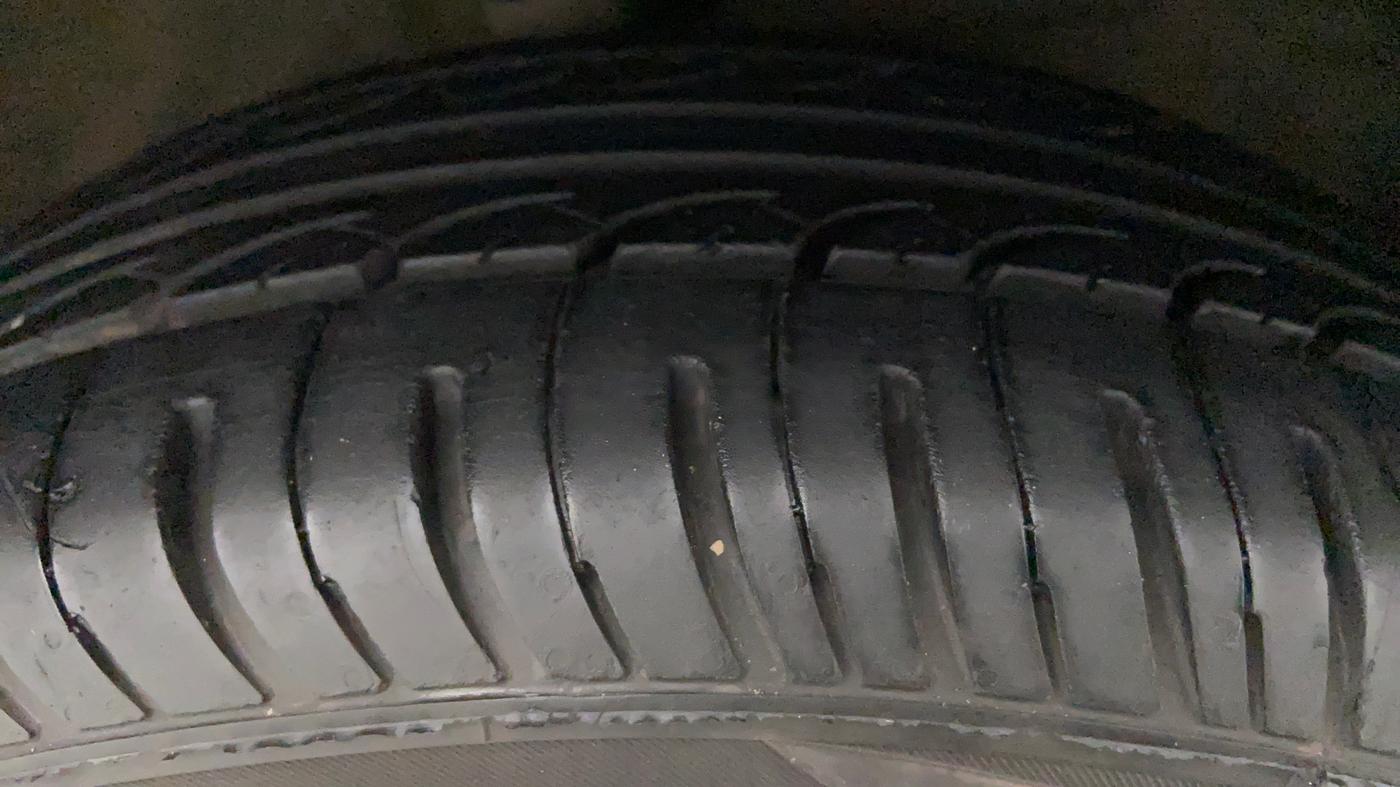 2014 Toyota Etios Liva G, CNG, Manual, 63,871 km, Left Front Tyre Tread