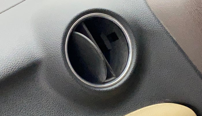 2013 Honda Brio S MT, Petrol, Manual, 75,335 km, AC Unit - Front vent has minor damage