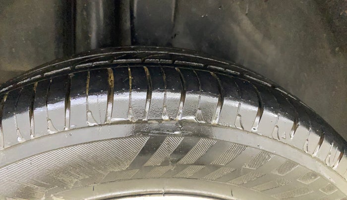 2017 Maruti Ciaz ZDI SHVS, Diesel, Manual, 68,320 km, Right Rear Tyre Tread