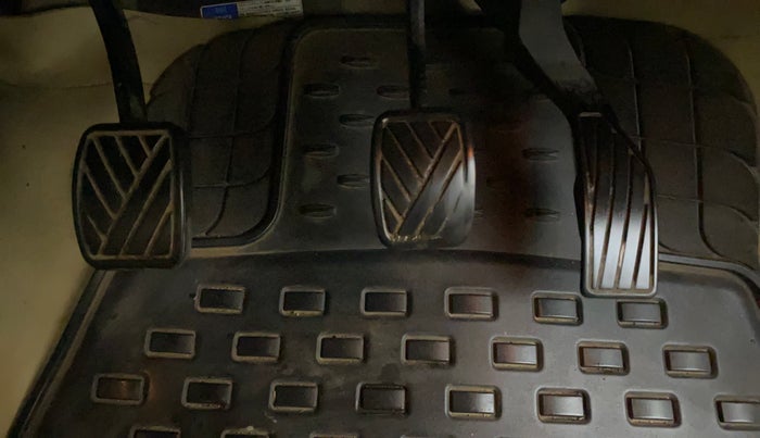 2017 Maruti Ciaz ZDI SHVS, Diesel, Manual, 68,320 km, Pedals