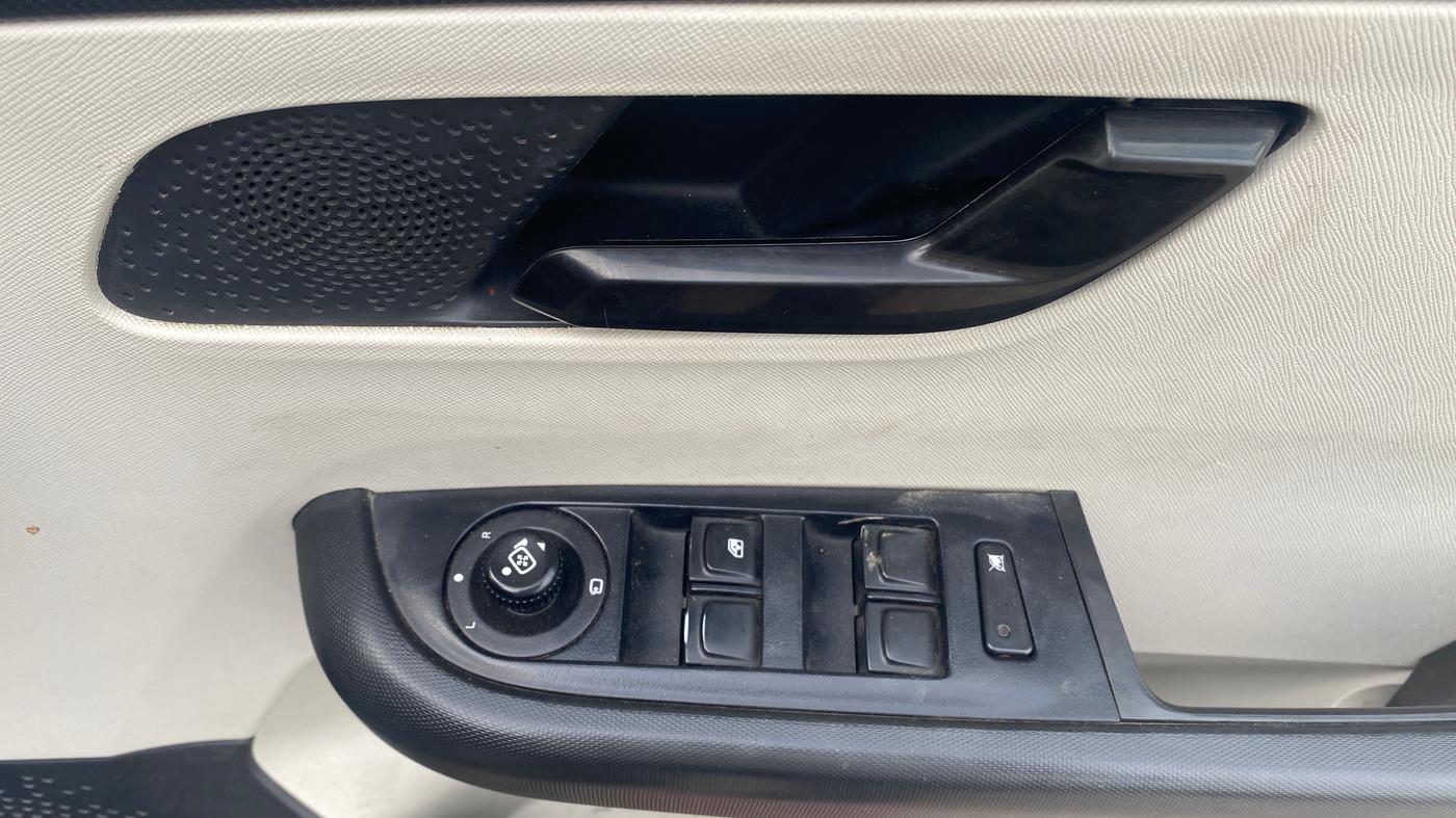 2021 Tata ALTROZ XT PETROL, Petrol, Manual, 36,994 km, Driver Side Door Panels Control