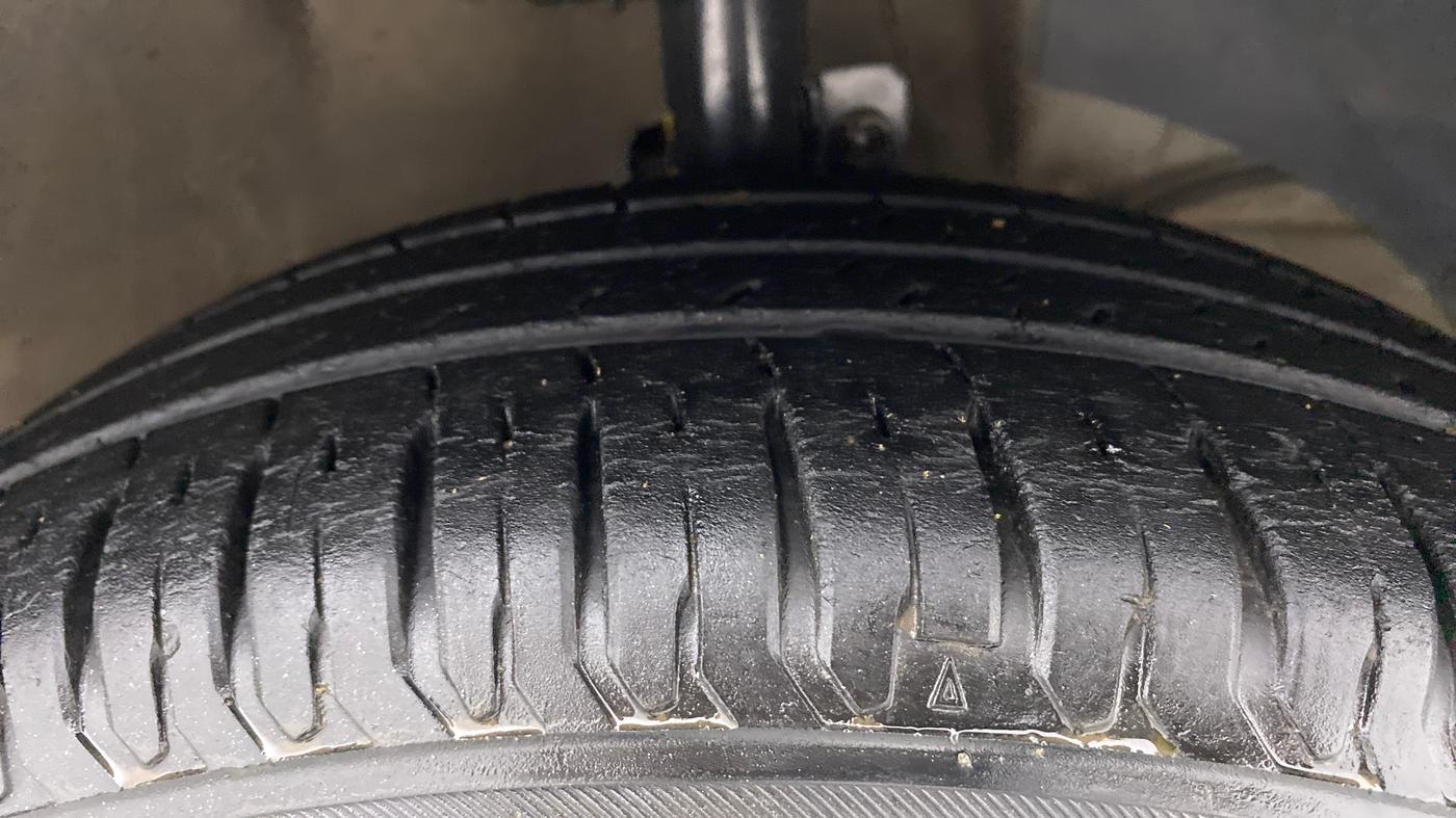 2017 Maruti Dzire ZXI AMT, Petrol, Automatic, 35,417 km, Right Front Tyre Tread