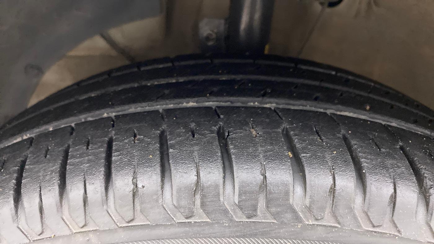 2017 Maruti Dzire ZXI AMT, Petrol, Automatic, 35,417 km, Left Front Tyre Tread
