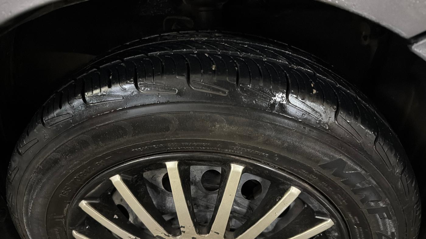 2016 Maruti Celerio VXI AMT, CNG, Automatic, 67,021 km, Right Front Tyre Tread