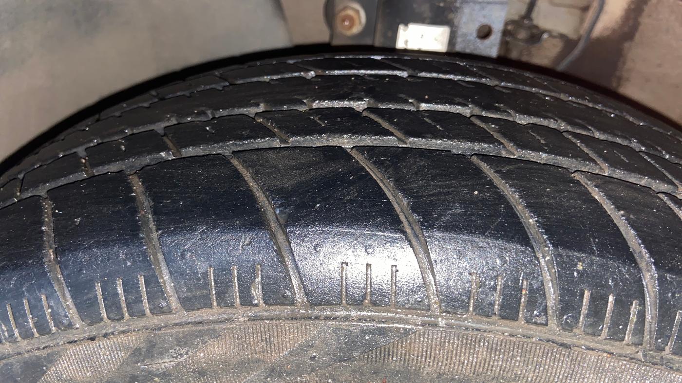 2013 Volkswagen Polo COMFORTLINE 1.2L, Diesel, Manual, 1,05,849 km, Left Front Tyre Tread