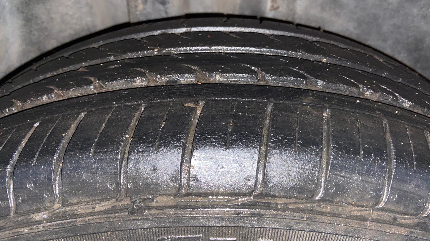2013 Volkswagen Polo COMFORTLINE 1.2L, Diesel, Manual, 1,05,849 km, Right Rear Tyre Tread