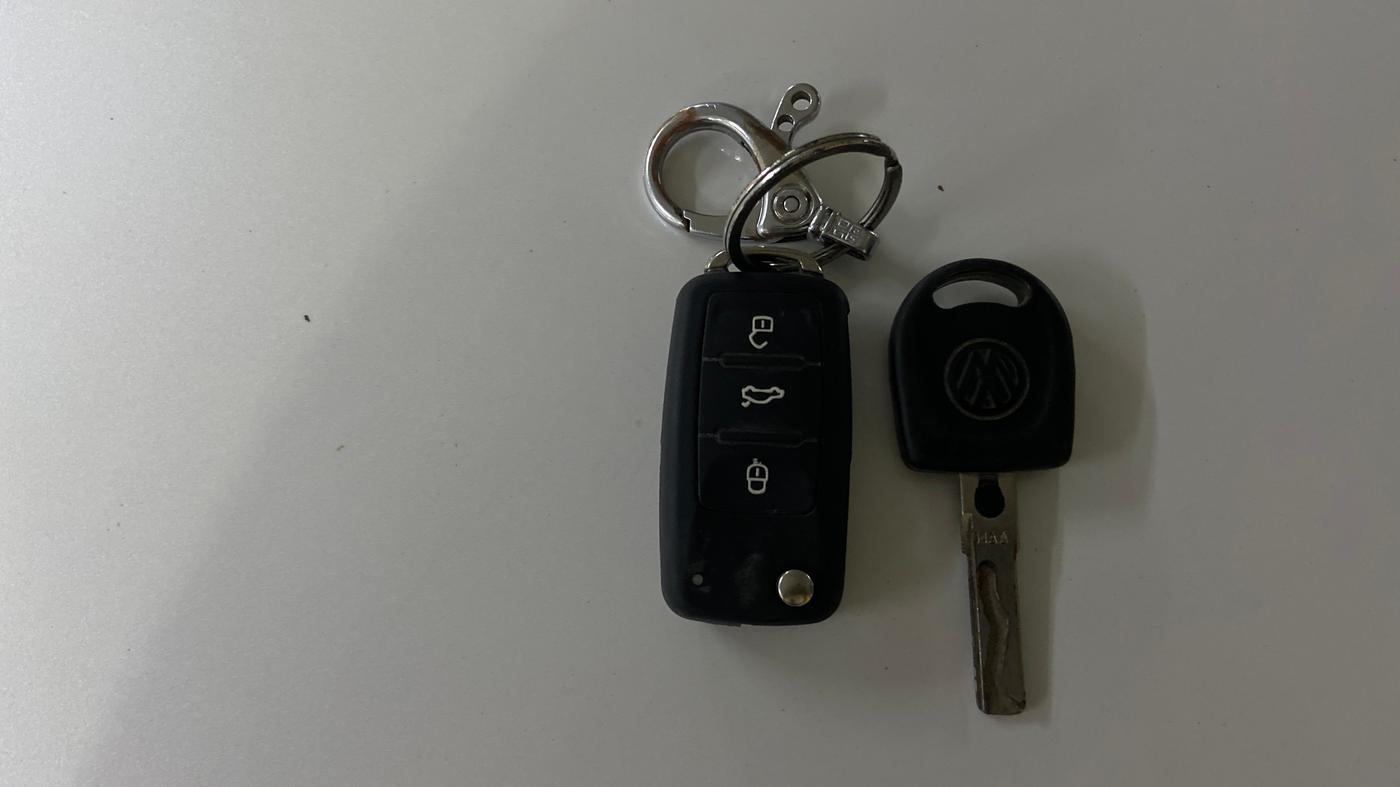 2013 Volkswagen Polo COMFORTLINE 1.2L, Diesel, Manual, 1,05,849 km, Key Close Up