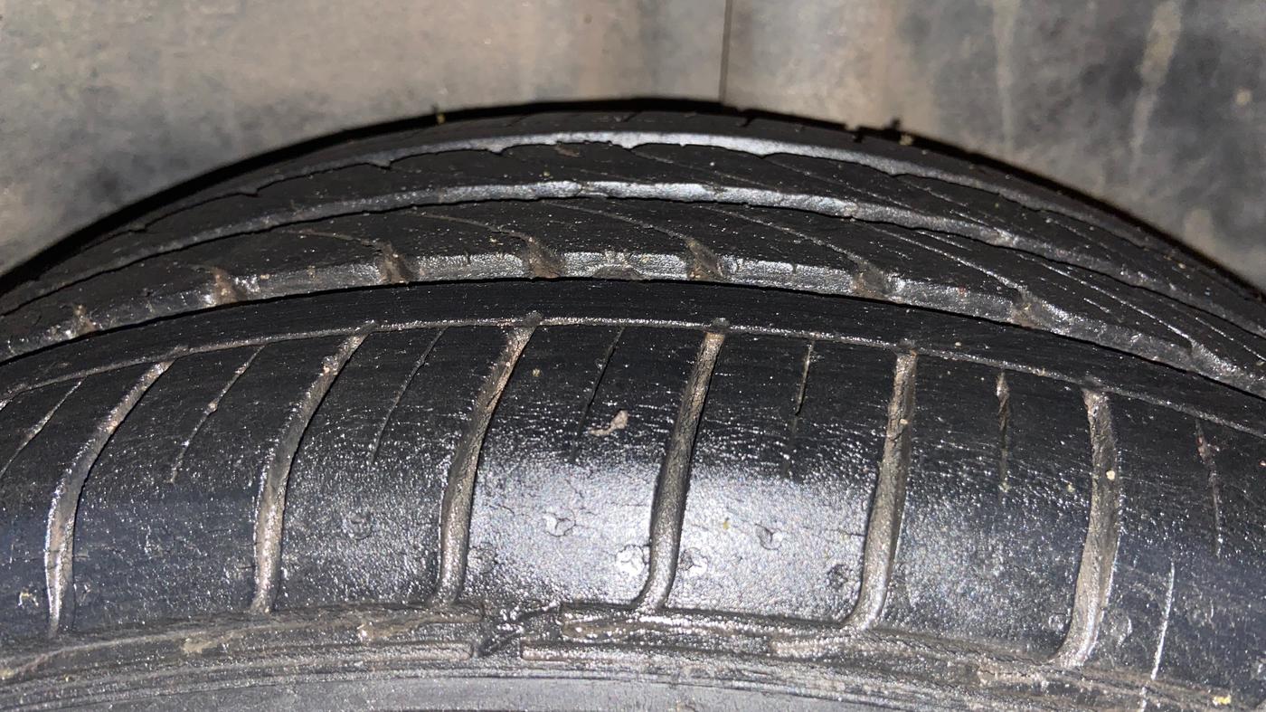 2013 Volkswagen Polo COMFORTLINE 1.2L, Diesel, Manual, 1,05,849 km, Left Rear Tyre Tread