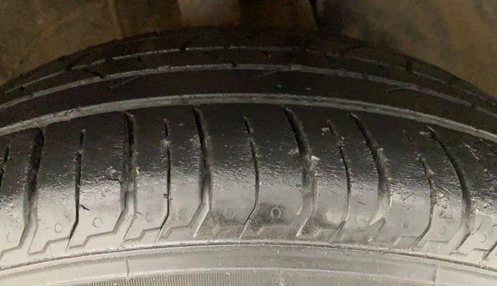 2021 Hyundai NEW I20 ASTA (O) 1.2 MT DUAL TONE, Petrol, Manual, 31,190 km, Right Front Tyre Tread