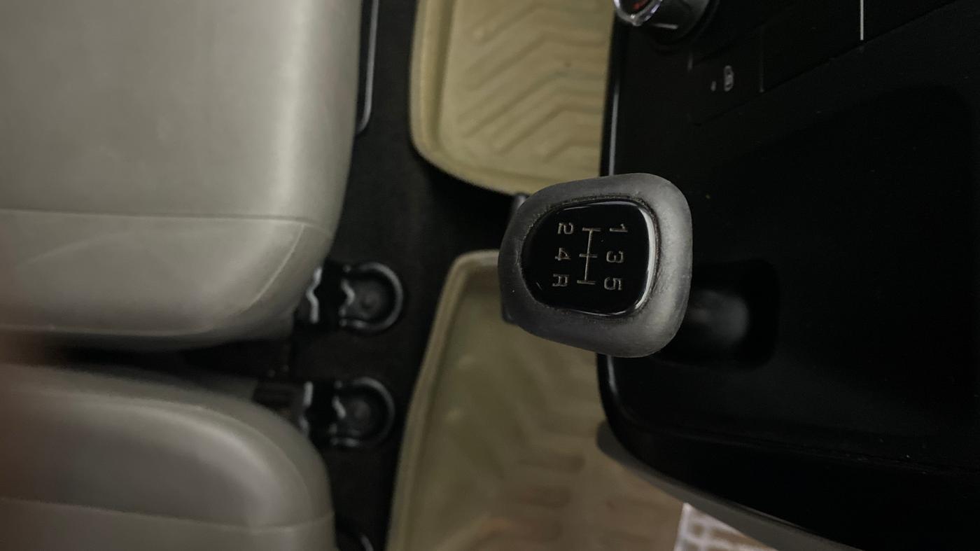 2016 Mahindra Kuv100 K4 6 STR, Petrol, Manual, 95,396 km, Gear Lever