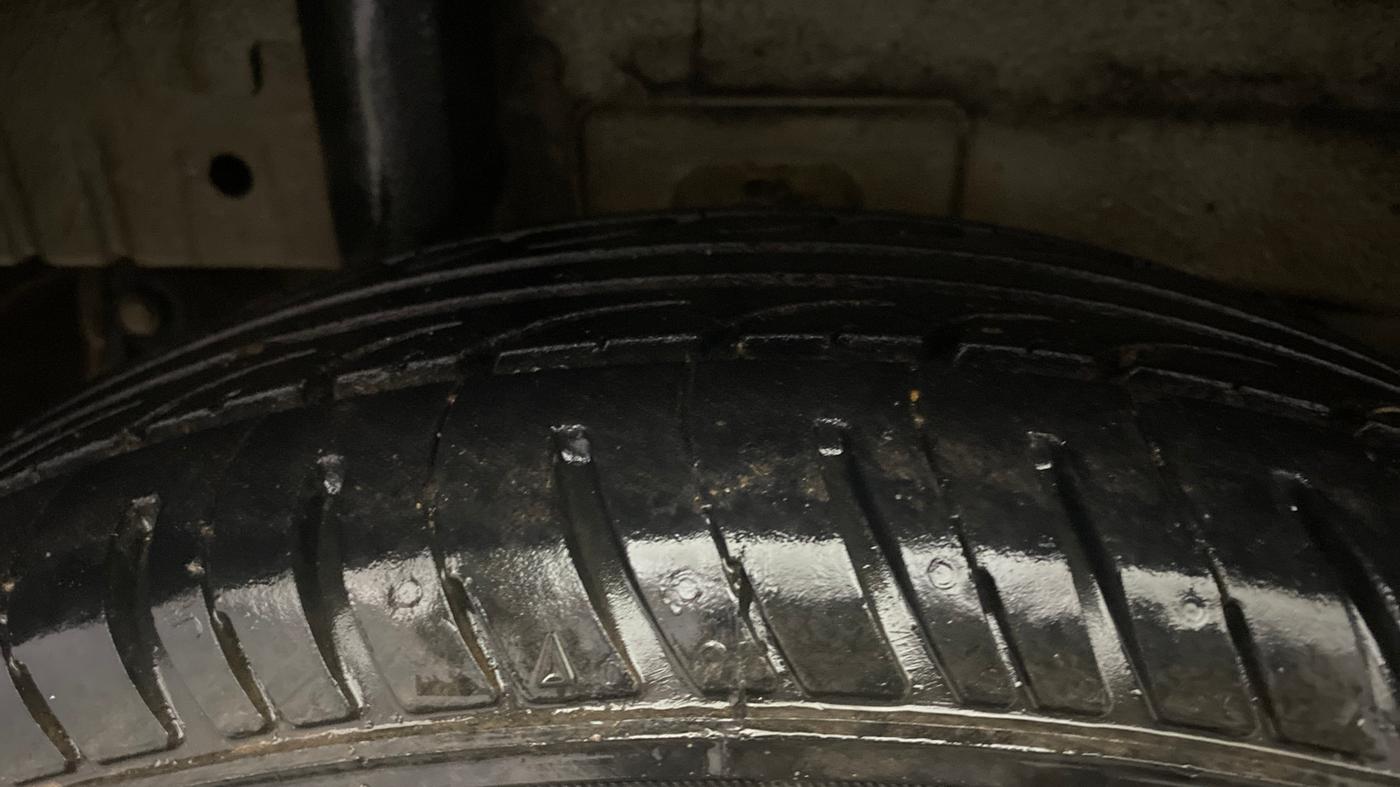 2016 Mahindra Kuv100 K4 6 STR, Petrol, Manual, 95,396 km, Right Rear Tyre Tread