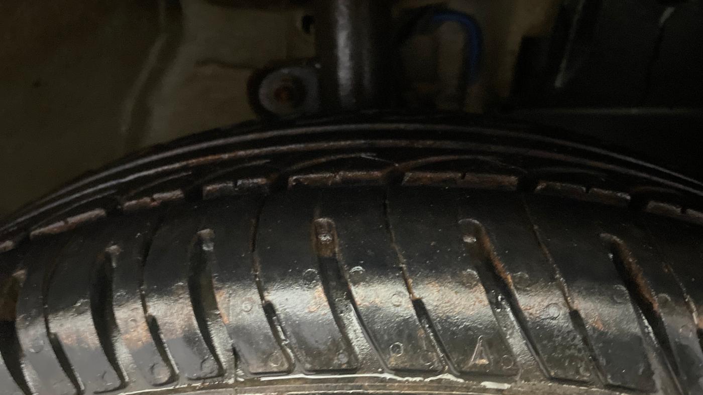 2016 Mahindra Kuv100 K4 6 STR, Petrol, Manual, 95,396 km, Right Front Tyre Tread