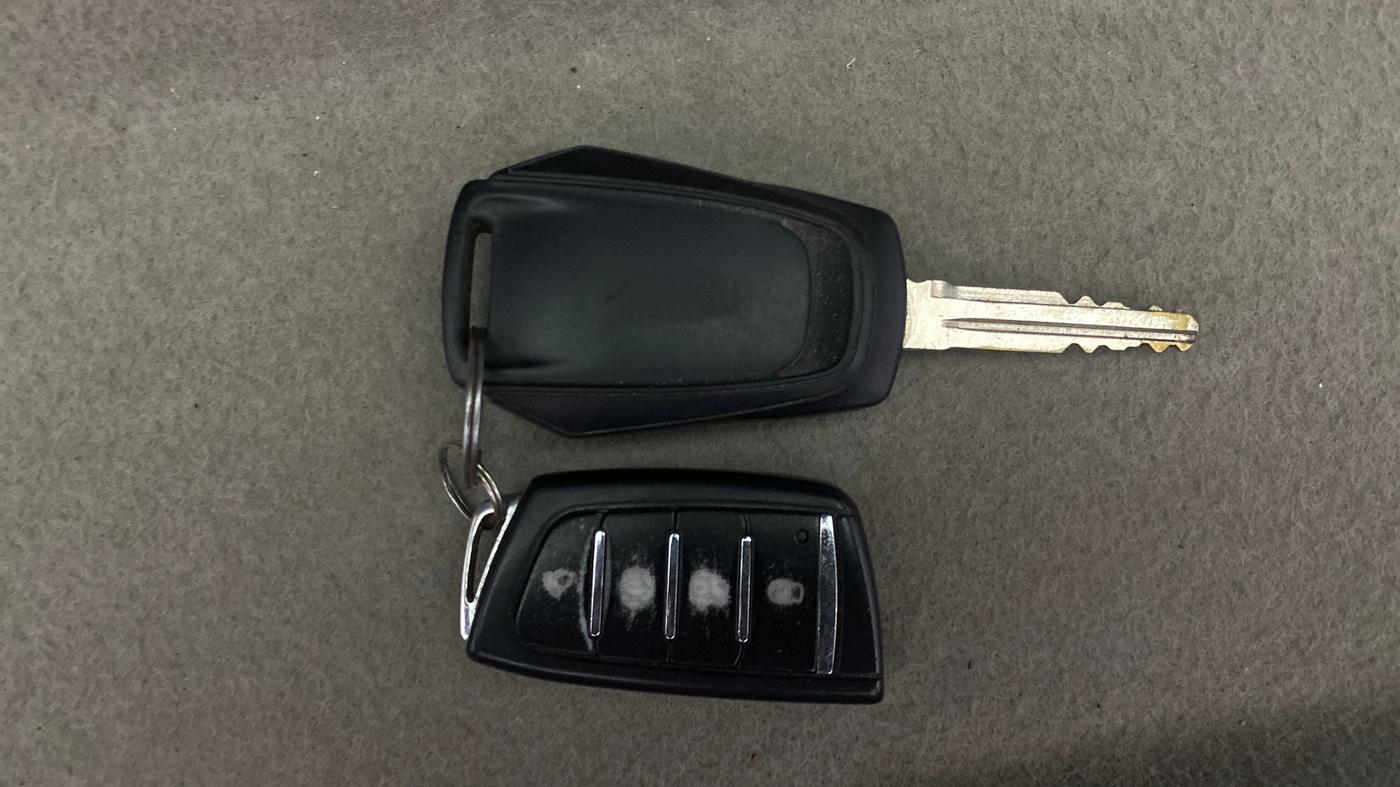 2016 Mahindra Kuv100 K4 6 STR, Petrol, Manual, 95,396 km, Key Close Up