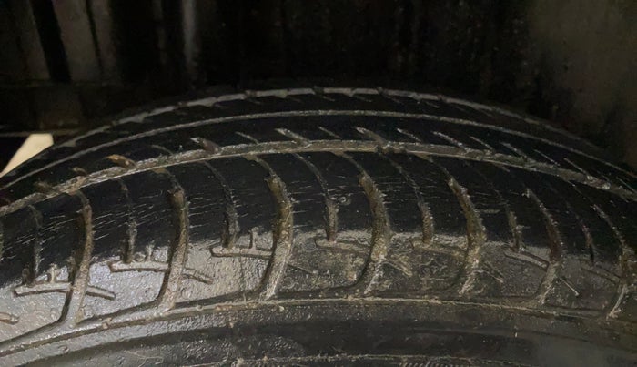 2014 Maruti Swift VXI, Petrol, Manual, 43,849 km, Right Rear Tyre Tread