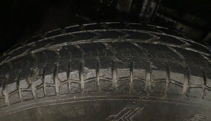 2014 Maruti Swift VXI, Petrol, Manual, 43,849 km, Right Front Tyre Tread