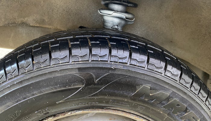 2015 Maruti Eeco 7 STR, Petrol, Manual, 49,642 km, Left Front Tyre Tread