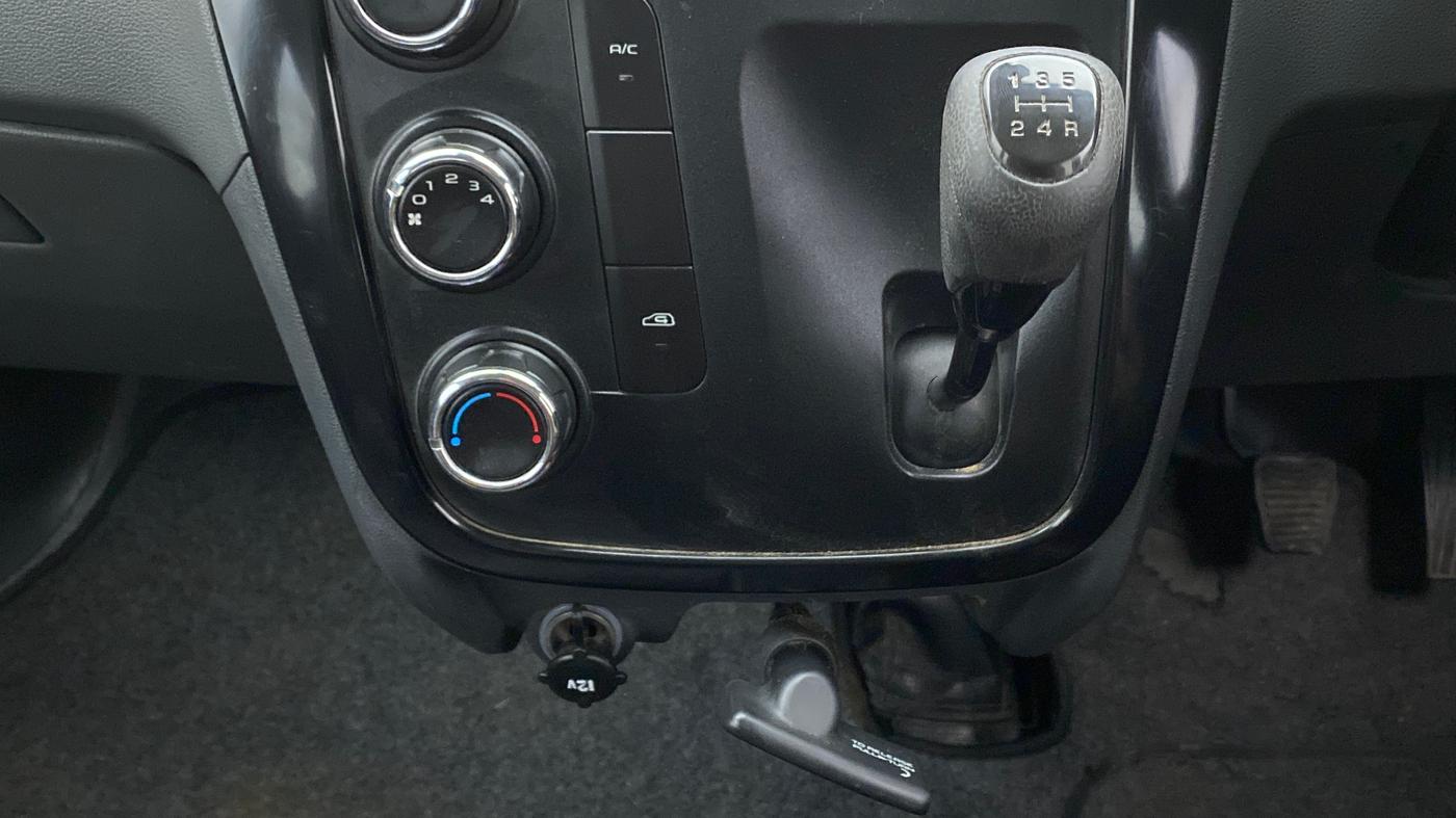 2019 Mahindra KUV 100 NXT K2 6 STR, Petrol, Manual, 34,529 km, Gear Lever