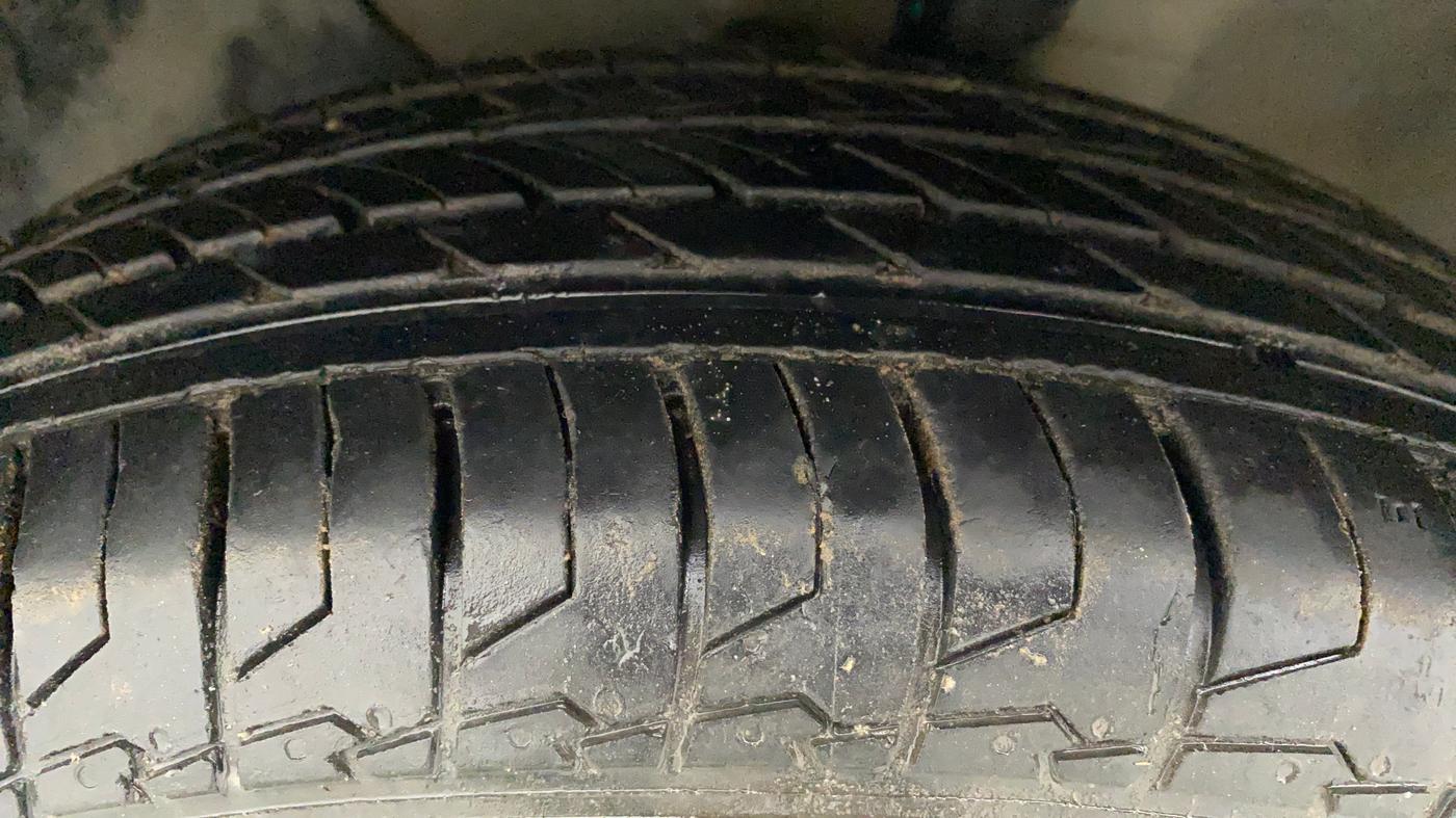 2014 Hyundai Elite i20 MAGNA 1.2, Petrol, Manual, 74,747 km, Left Front Tyre Tread