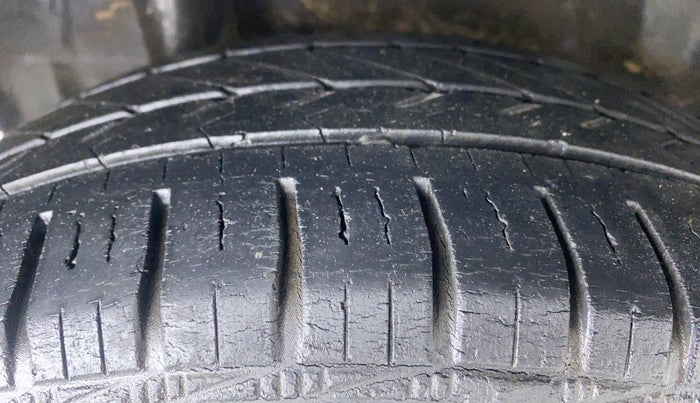 2013 Honda Brio 1.2 V MT I VTEC, CNG, Manual, 33,598 km, Right Rear Tyre Tread