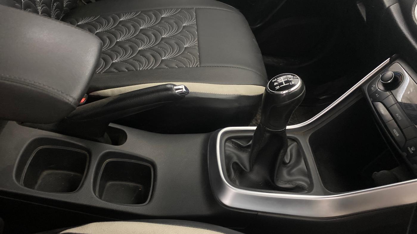 2018 Maruti S Cross ZETA 1.3, Diesel, Manual, 87,219 km, Gear Lever