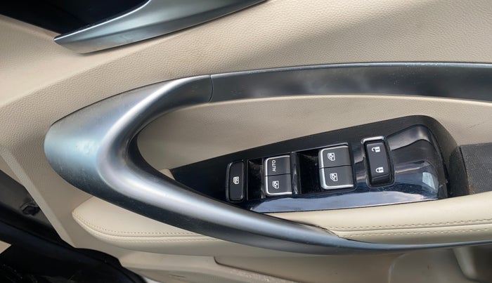 2022 MG HECTOR SHARP 1.5 PETROL CVT, Petrol, Automatic, 39,565 km, Driver Side Door Panels Control