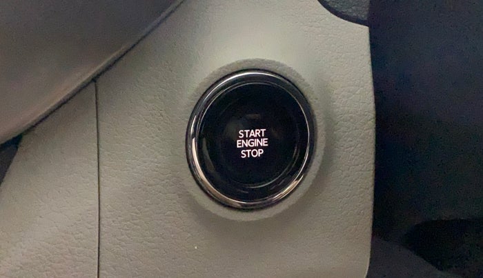 2023 Mahindra XUV300 W8 1.2 PETROL, Petrol, Manual, 9,432 km, Keyless Start/ Stop Button