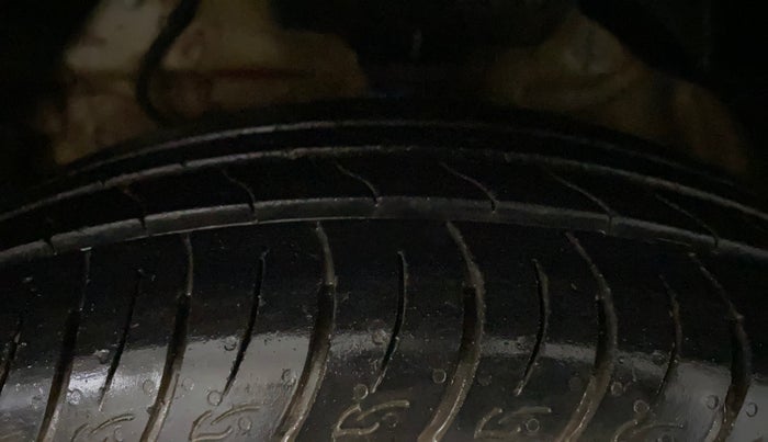 2023 Mahindra XUV300 W8 1.2 PETROL, Petrol, Manual, 9,432 km, Left Front Tyre Tread