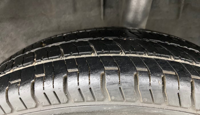 2017 Renault Kwid RXT 1.0, Petrol, Manual, 76,863 km, Left Rear Tyre Tread