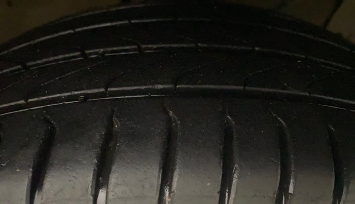 2018 Maruti Ciaz ALPHA 1.4 PETROL, Petrol, Manual, 99,109 km, Right Front Tyre Tread