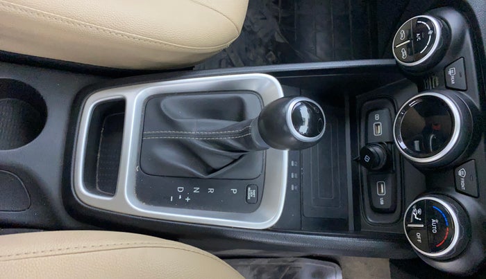 2021 Hyundai VENUE SX PLUS 1.0 TURBO DCT, Petrol, Automatic, 31,075 km, Gear Lever