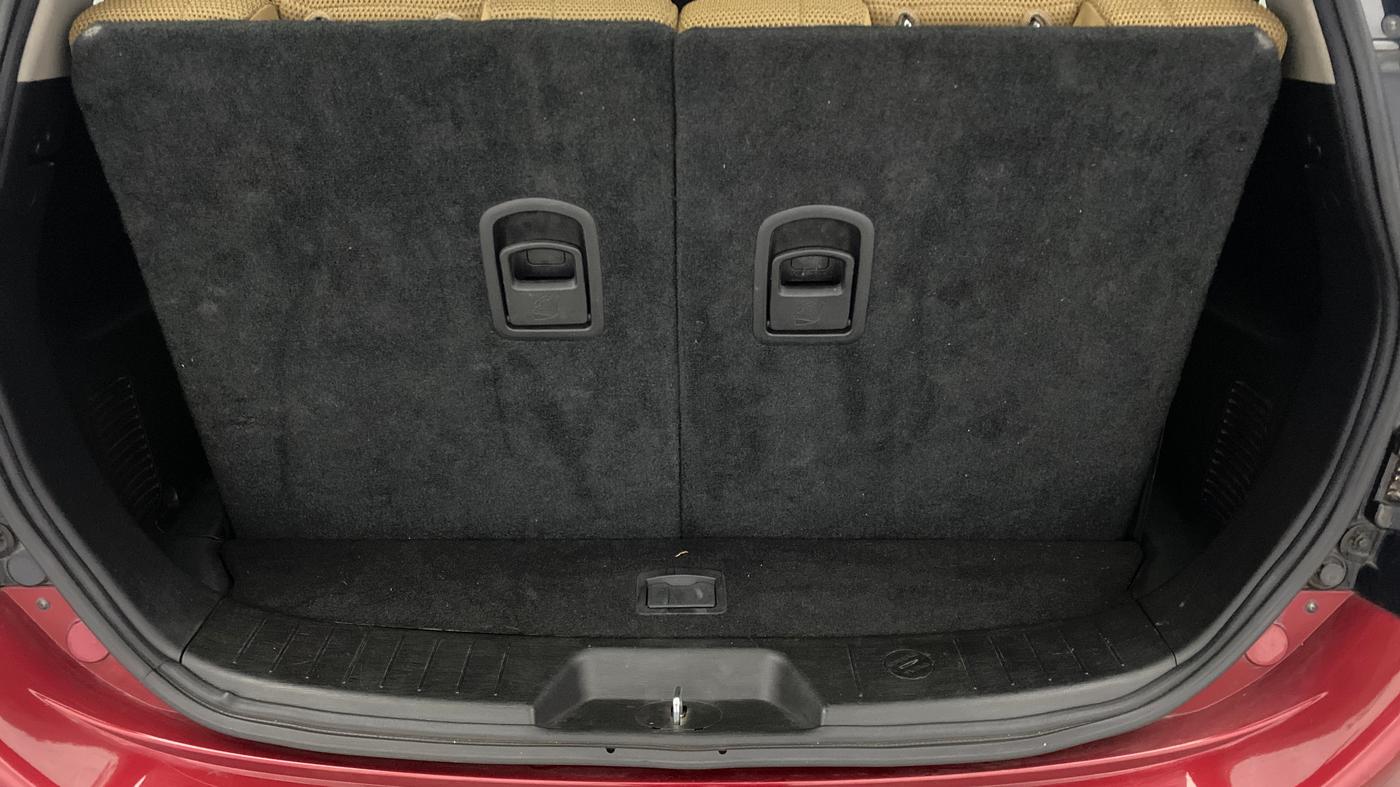2019 Mahindra XUV500 W7, Diesel, Manual, 45,881 km, Boot Inside