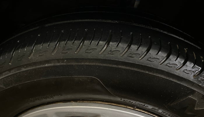 2016 Maruti Baleno SIGMA PETROL 1.2, CNG, Manual, 1,00,040 km, Left Front Tyre Tread