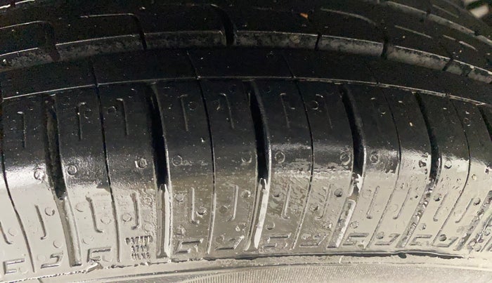 2021 Hyundai GRAND I10 NIOS SPORTZ U2 AMT 1.2 CRDI, Diesel, Automatic, 1,15,937 km, Right Rear Tyre Tread